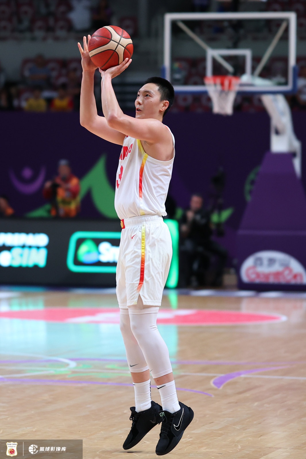 媒体人员：中国男子篮球队的首发调整 并将不在替补席上得分的球员找到自己的身份